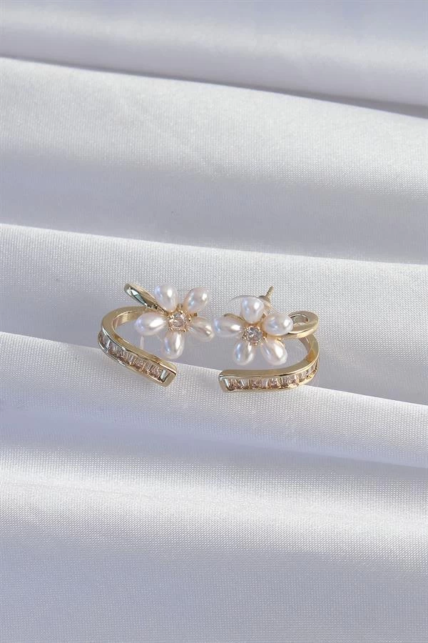 Pirinç Gold Renk Zirkon Taşlı Kıvrımlı İnci Çiçek Küpe