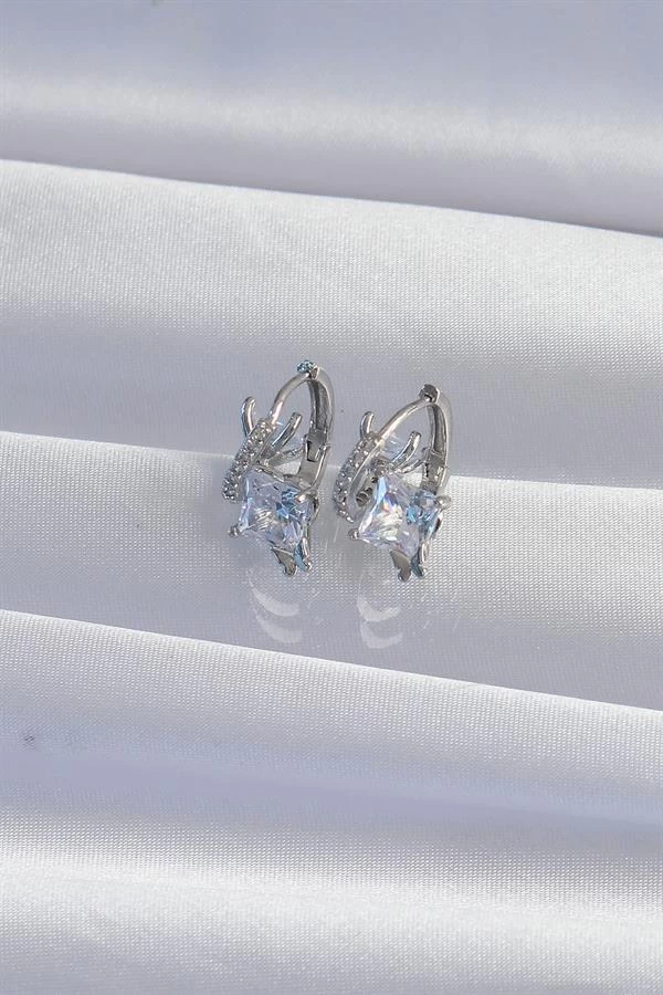 Pirinç Gümüş Renk İri Zirkon Taşlı Kıvrımlı Minimal Kelebekli Halka Küpe