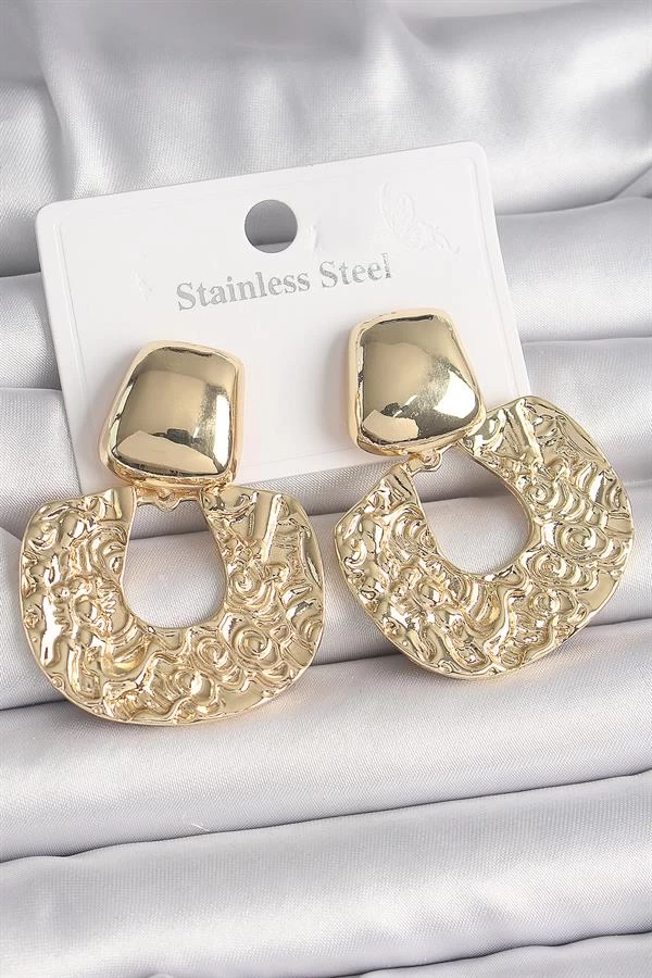 Pirinç Gold Renk Sallantı İşlemeli Plaka Model Kadın Küpe