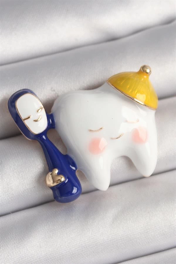 Pirinç Gold Renk Gülen Beyaz Diş Mavi Diş Fırçası Model Kadın Broş