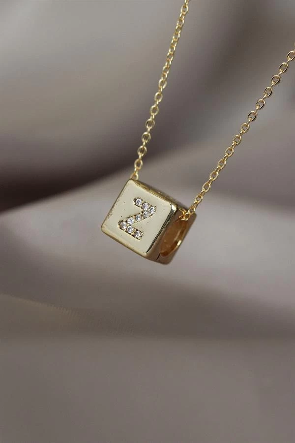 Gold Renkli Küp Model Zirkon Taşlı Z Harfli Kolye