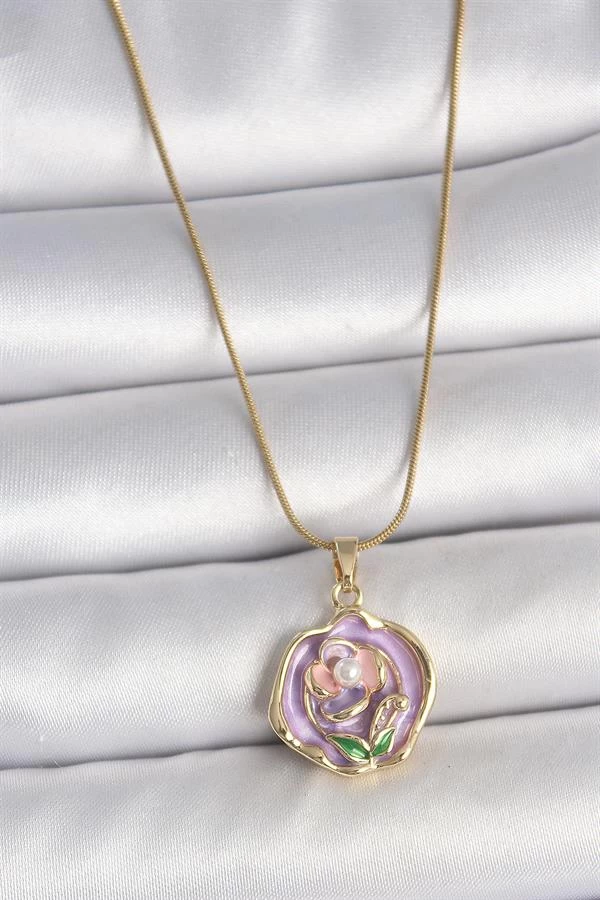 316l Çelik Gold Renk Zincir Mor Renkli Çiçek İşlemeli İnci Detay Portre Model Kadın Kolye
